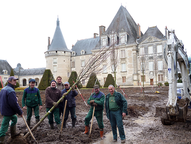 Plantation de l’allée de Breteuil par les jardiniers de la ville de Tours